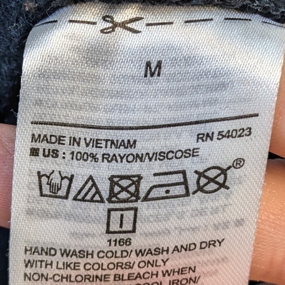 Old Navy Black Tapered Lightweight Cropped Summer Pants Size M - Picture 4 of 4